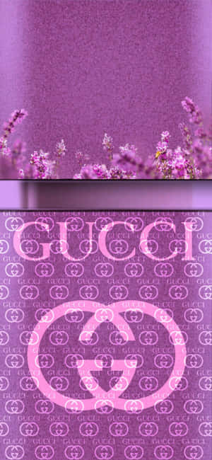 紫色閃粉牆紙，帶有薰衣草花朵和Gucci標誌圖案。 — Pixel 11 Pro 壁紙