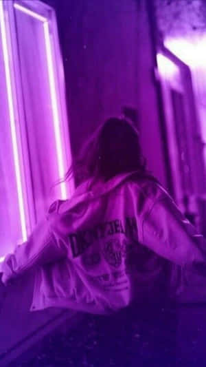 穿著DKNY外套的人站在紫色霓虹巷子裡夜晚。 — 紫羅蘭永恆花園 壁紙