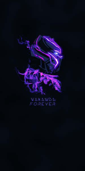 帶有煙霧痕跡和文字「VARANDA FOREVER」的發光紫色裝甲頭盔。 — 18:9 壁紙