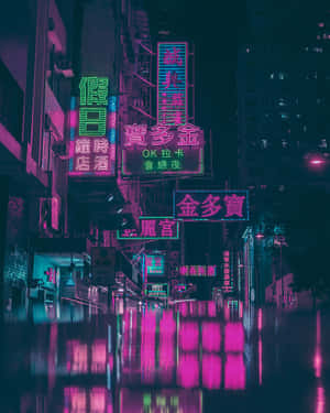 霓虹燈倒映在繁忙亞洲城市夜晚潮濕的人行道上。