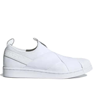 一雙白色的adidas slip-on運動鞋，帶有乾淨的縫線和簡約設計。 — 簡單 壁紙