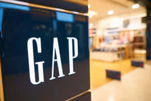 帶有模糊室內背景的 GAP 商店標誌