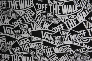 黑白重複的Vans Off The Wall標誌圖案。
