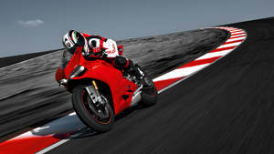 紅色Ducati電單車在彎曲賽道上飛馳，車手傾斜入彎。