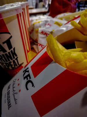 KFC薯條和飲料杯在桌子上的特寫。 — iPad Pro 12.9 壁紙