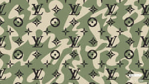 以綠色和米色重複 Louis Vuitton 標誌的迷彩牆紙。