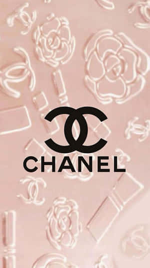 粉紅色紋理背景，帶有 Chanel 標誌和玫瑰，並展示品牌標誌。