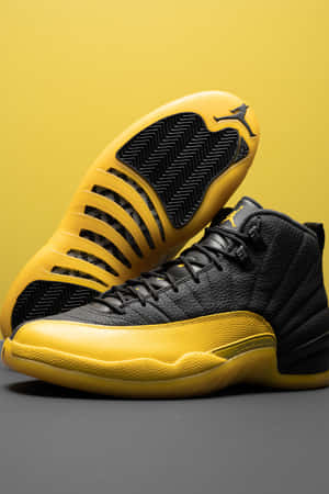 黑黃色Jordan 12籃球運動鞋，附鞋底細節。