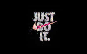 黑色背景上帶有粉紅色勾號的勵志文字「JUST DO IT」。