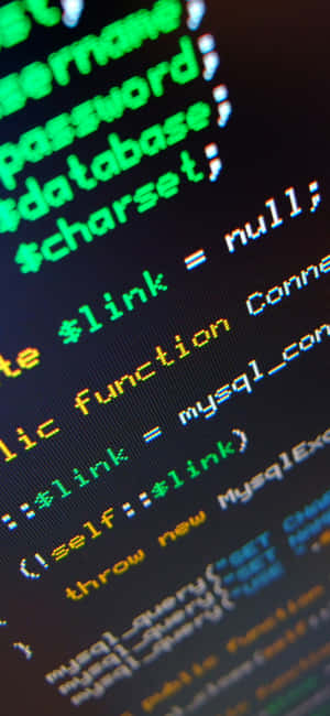 電腦屏幕上帶有綠色和黃色文字的 PHP MySQL 代碼特寫。