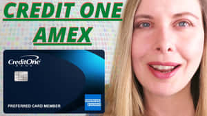 女性在Credit One American Express信用卡旁微笑。