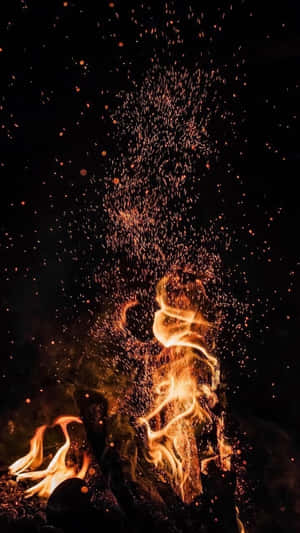 熾熱的火焰和火花在黑暗中向上爆發。