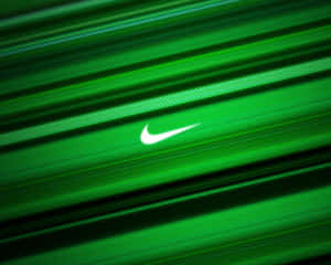 白色Nike剔號標誌在綠色運動布料上，帶有運動模糊條紋。