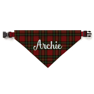 個人化格仔狗用頭巾，上面有白色草書字體寫著名字 Archie。