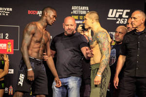 兩名肌肉發達的MMA拳手在UFC稱重活動中對峙。