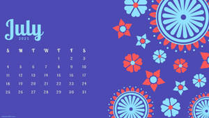 2021年7月日曆，紫色背景上有裝飾性的藍色和紅色花朵。