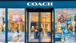 Coach零售店，玻璃門內展示奢華手袋。