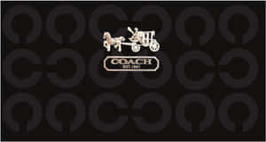 Coach 品牌標誌，在黑色圖案背景上展示一輛馬車。