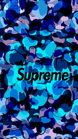 藍色迷彩圖案，帶有發光的青色形狀和中央的Supreme標誌。