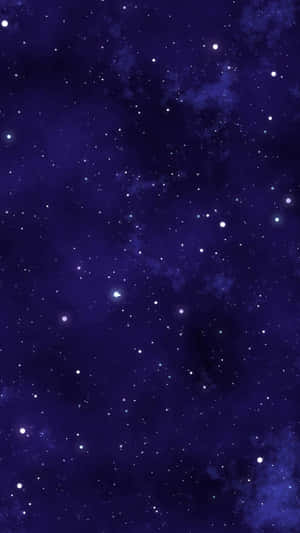 充滿星星和星雲的深紫色夜空。