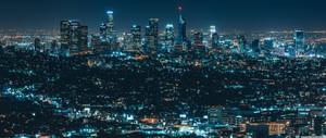 夜間城市景觀，摩天大樓和街道燈火通明。