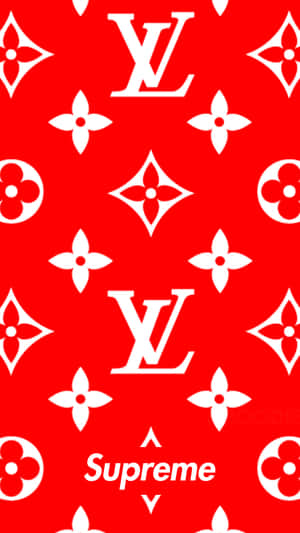 紅色背景，帶有白色 Louis Vuitton 字母組合和花卉圖案，加上 Supreme 標誌。