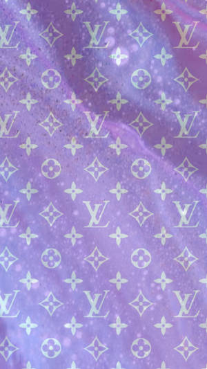 紫色漸變牆紙，帶有 Louis Vuitton 字母組合圖案和閃粉。