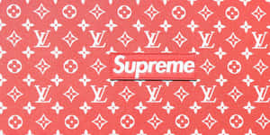 紅色Louis Vuitton monogram背景，帶有白色Supreme標誌貼片。