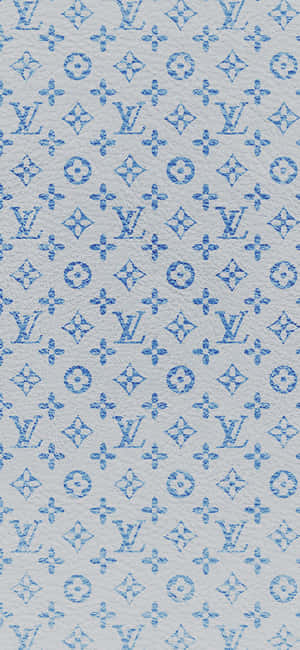 在帶有紋理的灰色布料上的藍色 Louis Vuitton 字母組合圖案。
