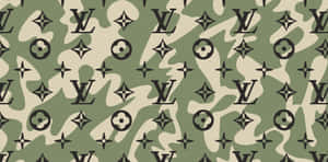 橄欖綠米色迷彩圖案，黑色 Louis Vuitton 標誌在表面重複出現。