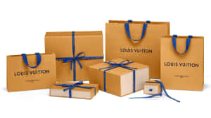 一系列 Louis Vuitton 品牌禮品盒和手提袋，用藍色絲帶繫好。 — 路易威登 壁紙