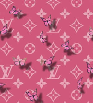 粉紅色蝴蝶在 Louis Vuitton 字母圖案背景上飛舞。