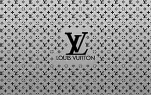 Louis Vuitton標誌牆紙，在拉絲金屬紋理上帶有重複的字母組合圖案。