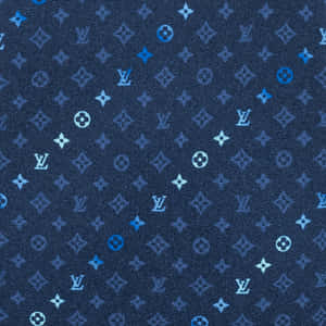 深藍色牛仔布，帶有重複的淺藍色 Louis Vuitton 字母圖案。