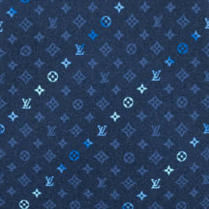 海軍藍布料上重複淺藍色 Louis Vuitton 字母組合圖案。