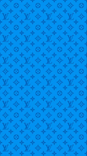 藍色牆紙，帶有重複的 Louis Vuitton 字母組合和鑽石圖案。