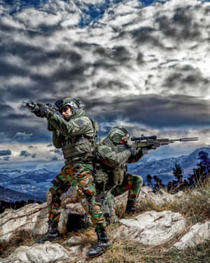 兩名身穿迷彩裝備的士兵在岩石山脊上瞄準步槍。