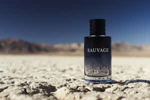黑色 Dior Sauvage 香水瓶放在龜裂的沙漠地面上，背景有山脈。