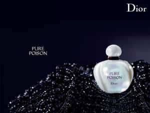 Dior Pure Poison香水瓶在黑色閃粉背景上。