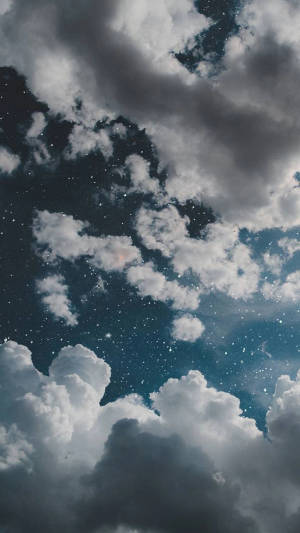 星空夜空，有旋轉的雲朵和閃爍的星星。