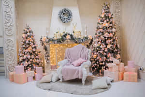 舒適的聖誕房間，有粉紅色的樹、禮物和壁爐