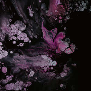 紫色和黑色墨水漩渦和氣泡的抽象流體藝術