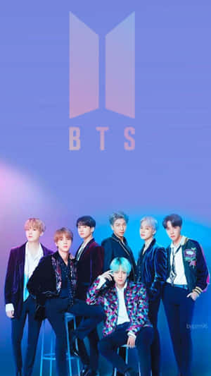 七位BTS成員穿著時尚服裝，在工作室環境中於其標誌下擺姿勢。