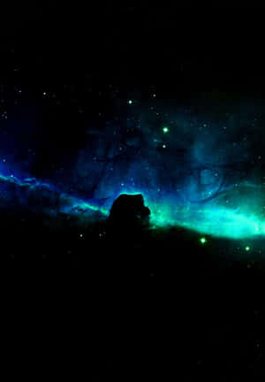 一個在深空中閃耀著青綠色和藍色光芒的星雲，點綴著星星。