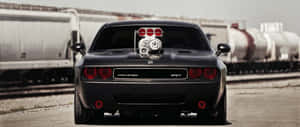 黑色Dodge Challenger SRT配增壓器停泊在火車軌道旁。 — 2560x1080 壁紙