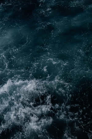 翻騰的深藍綠色海浪與白色泡沫