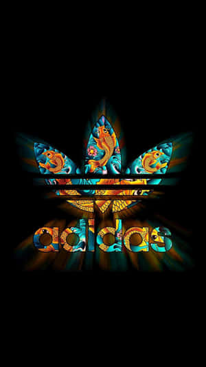 Adidas 標誌帶有錦鯉和花卉彩色玻璃設計，在黑暗背景中發光。