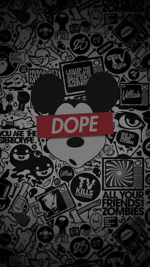 米奇老鼠剪影在黑白貼紙拼貼畫上方手持紅色「DOPE」橫幅。