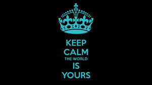 黑色背景上的青綠色皇冠和文字「Keep Calm The World Is Yours」。