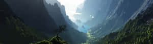懸崖上的一棵孤樹俯瞰著山谷中的湖泊。 — 3840x1080 壁紙